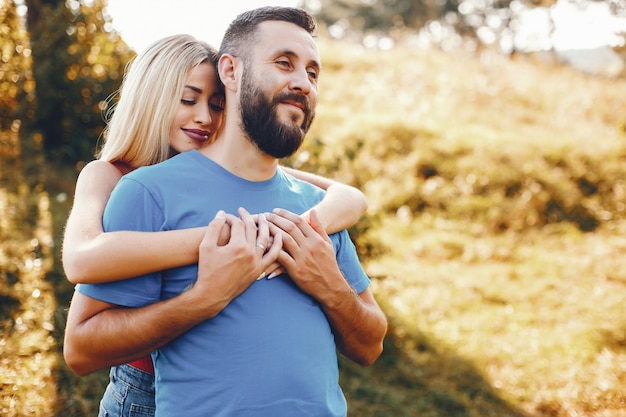 Hermosa pareja pasa tiempo en un parque de verano