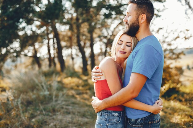 Hermosa pareja pasa tiempo en un parque de verano