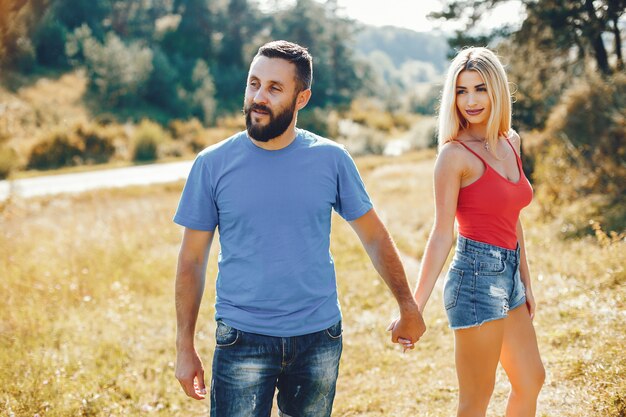 Hermosa pareja pasa tiempo en un parque de verano