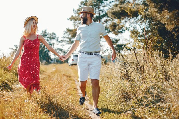 Hermosa pareja pasa tiempo en un parque de verano