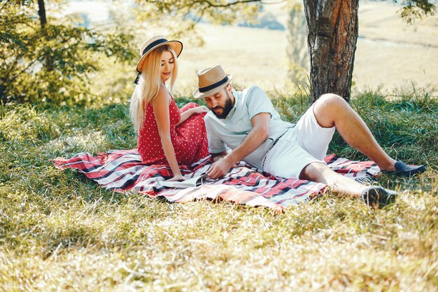 Hermosa pareja pasa tiempo en un parque de verano