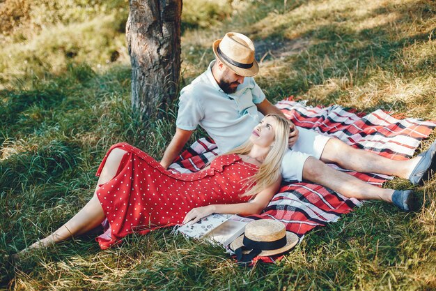 Hermosa pareja pasa tiempo en un parque de verano