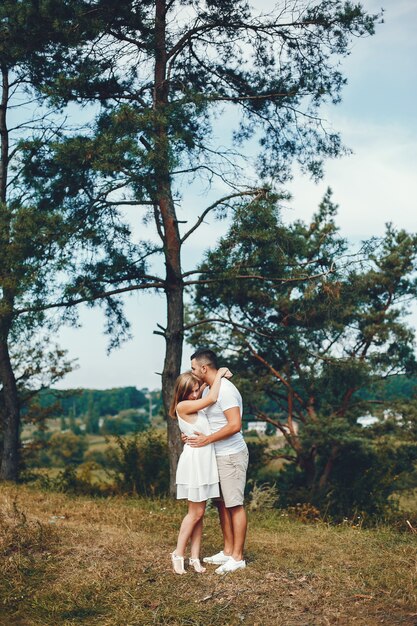 Hermosa pareja pasa tiempo en un parque de verano