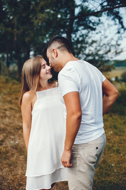 Hermosa pareja pasa tiempo en un parque de verano