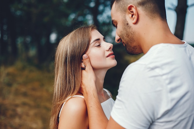 Hermosa pareja pasa tiempo en un parque de verano