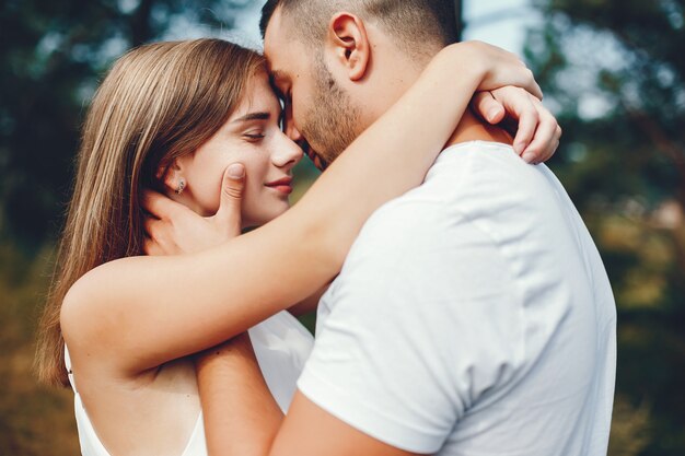 Hermosa pareja pasa tiempo en un parque de verano