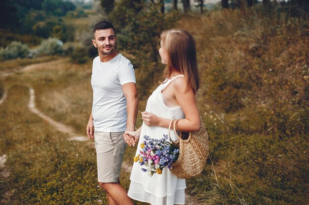 Hermosa pareja pasa tiempo en un parque de verano