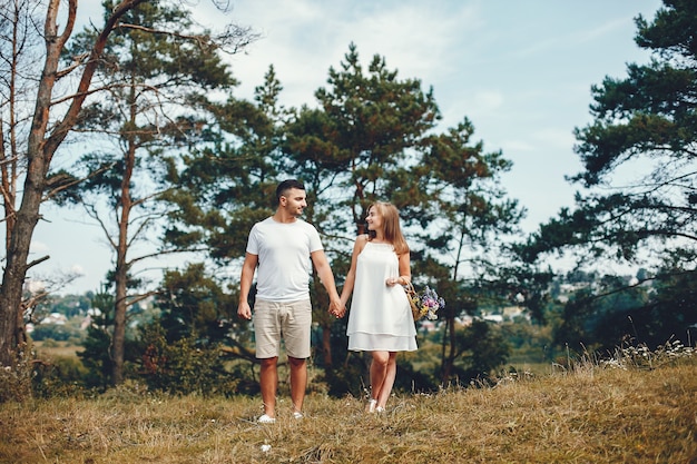 Hermosa pareja pasa tiempo en un parque de verano