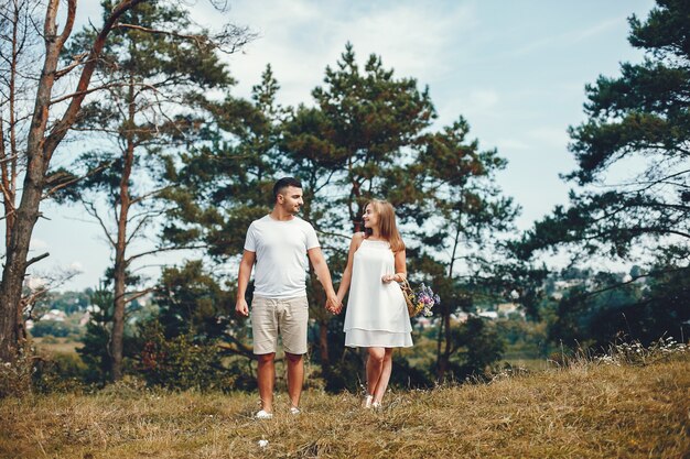 Hermosa pareja pasa tiempo en un parque de verano