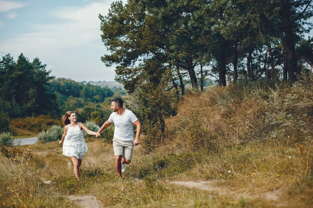 Hermosa pareja pasa tiempo en un parque de verano