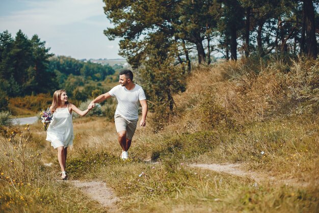 Hermosa pareja pasa tiempo en un parque de verano