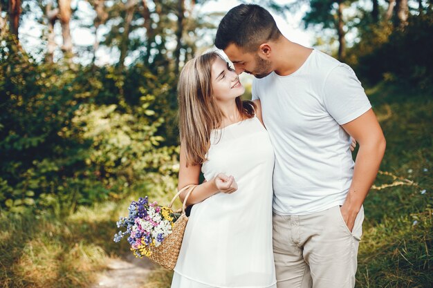 Hermosa pareja pasa tiempo en un parque de verano