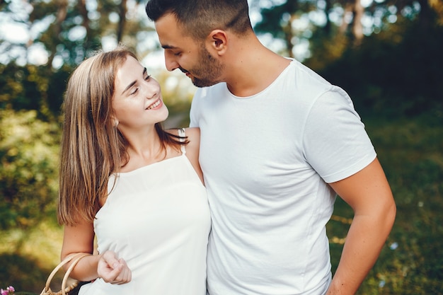 Hermosa pareja pasa tiempo en un parque de verano