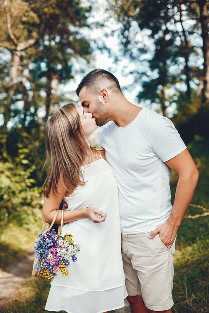 Hermosa pareja pasa tiempo en un parque de verano