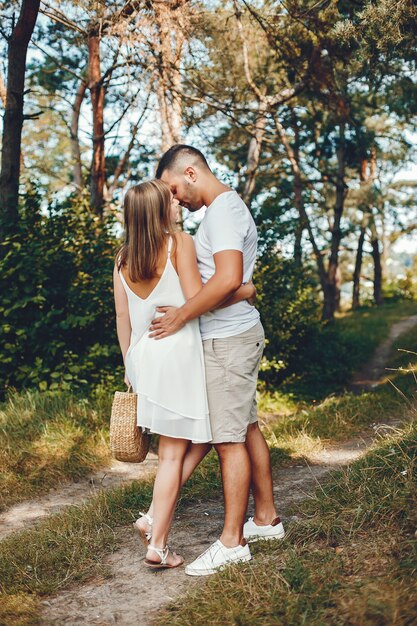 Hermosa pareja pasa tiempo en un parque de verano