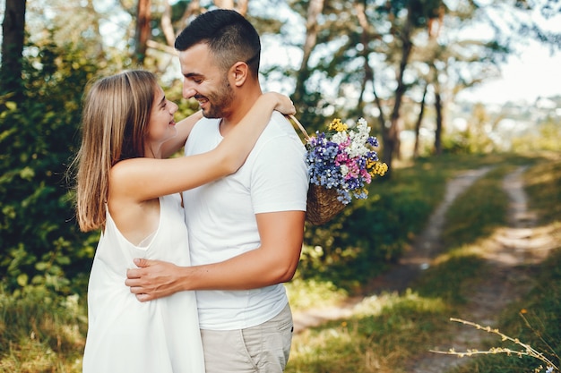 Hermosa pareja pasa tiempo en un parque de verano