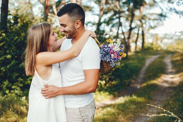 Hermosa pareja pasa tiempo en un parque de verano