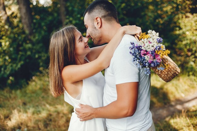 Hermosa pareja pasa tiempo en un parque de verano