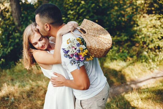 Hermosa pareja pasa tiempo en un parque de verano