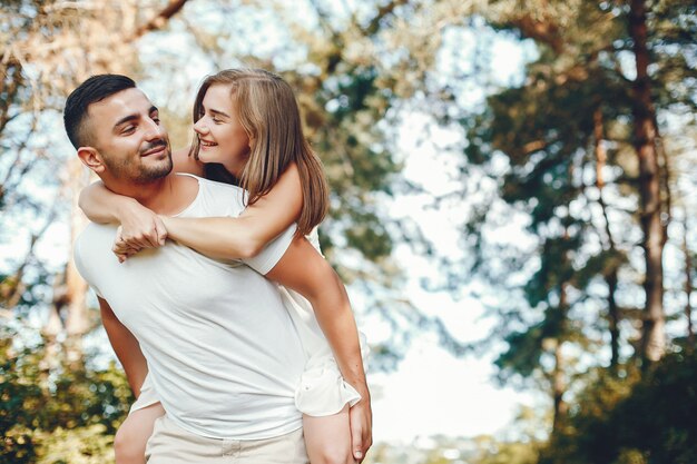 Hermosa pareja pasa tiempo en un parque de verano