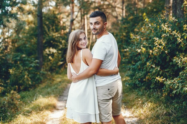 Hermosa pareja pasa tiempo en un parque de verano