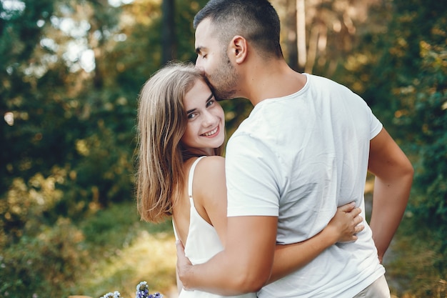 Hermosa pareja pasa tiempo en un parque de verano