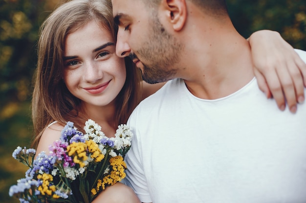 Hermosa pareja pasa tiempo en un parque de verano