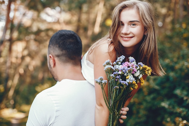 Hermosa pareja pasa tiempo en un parque de verano