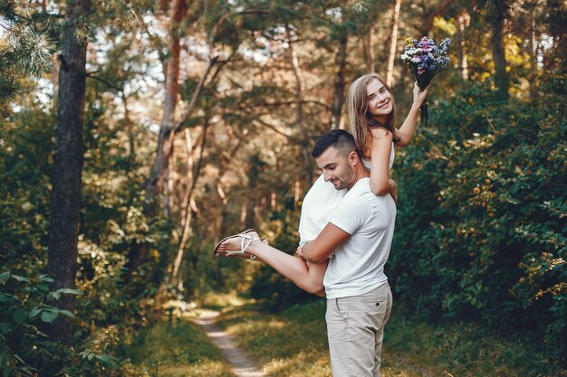 Hermosa pareja pasa tiempo en un parque de verano