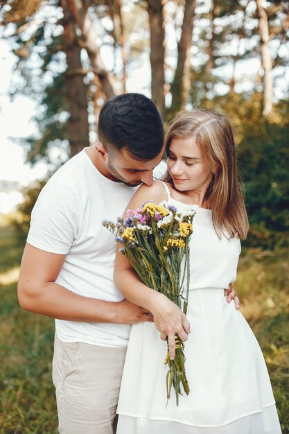 Hermosa pareja pasa tiempo en un parque de verano