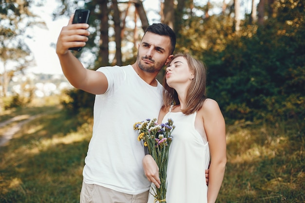 Hermosa pareja pasa tiempo en un parque de verano