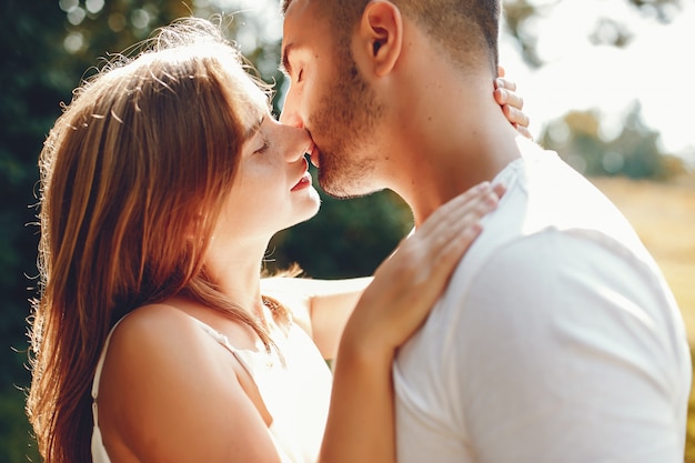 Hermosa pareja pasa tiempo en un parque de verano