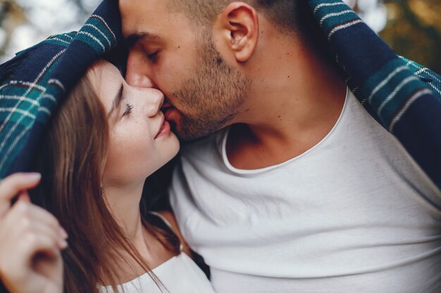 Hermosa pareja pasa tiempo en un parque de verano