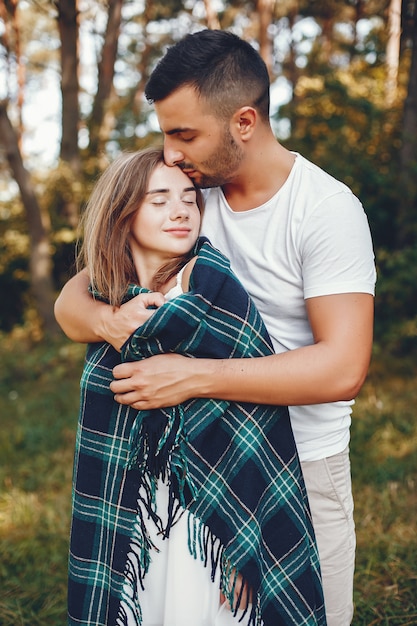 Foto gratuita hermosa pareja pasa tiempo en un parque de verano