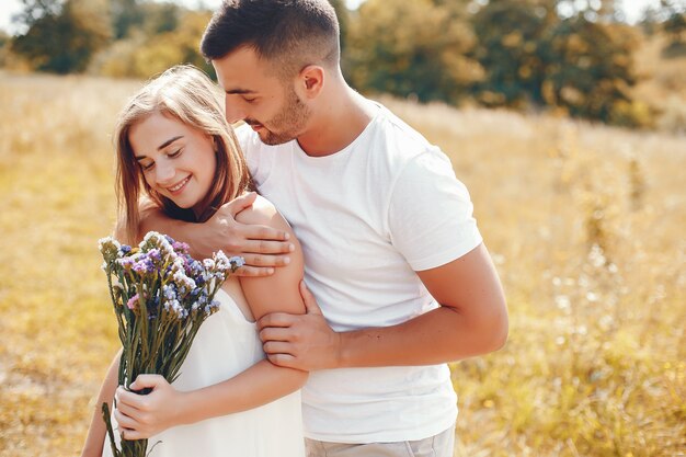 Hermosa pareja pasa tiempo en un parque de verano