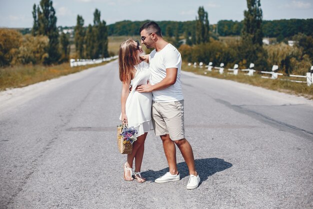 Hermosa pareja pasa tiempo en un parque de verano