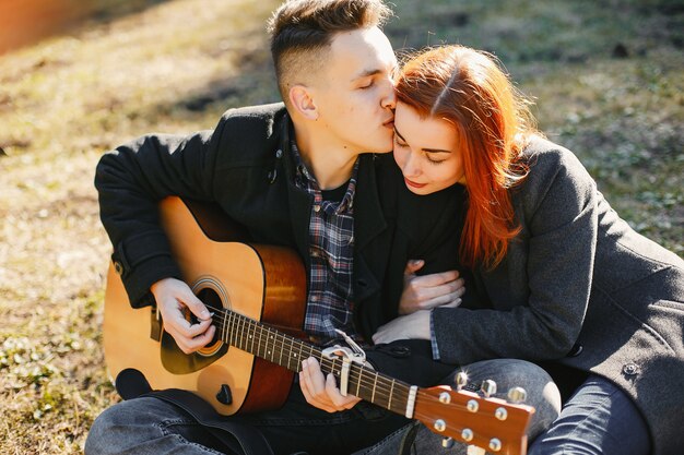 Hermosa pareja pasa tiempo en un parque de verano