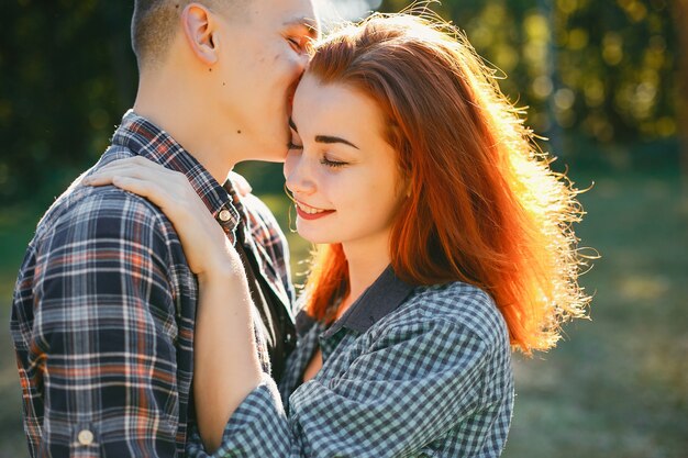 Hermosa pareja pasa tiempo en un parque de verano