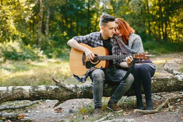 Hermosa pareja pasa tiempo en un parque de verano