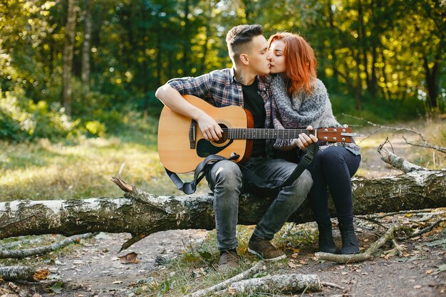 Hermosa pareja pasa tiempo en un parque de verano