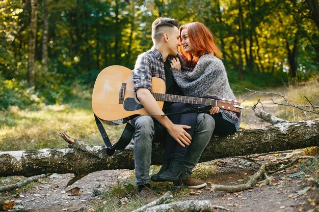 Hermosa pareja pasa tiempo en un parque de verano