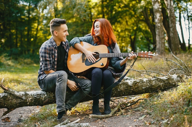 Hermosa pareja pasa tiempo en un parque de verano