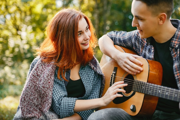 Hermosa pareja pasa tiempo en un parque de verano