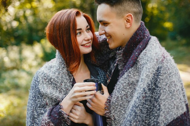 Hermosa pareja pasa tiempo en un parque de verano