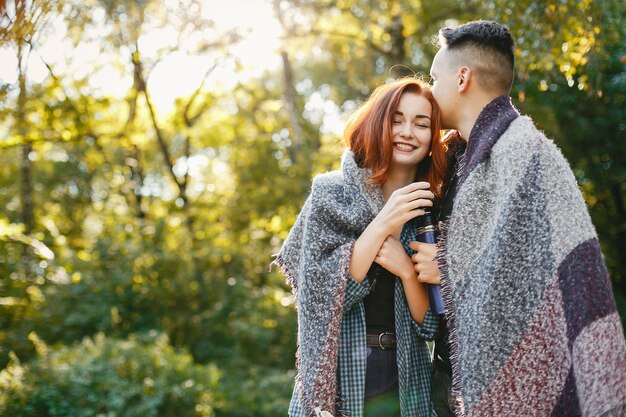 Hermosa pareja pasa tiempo en un parque de verano