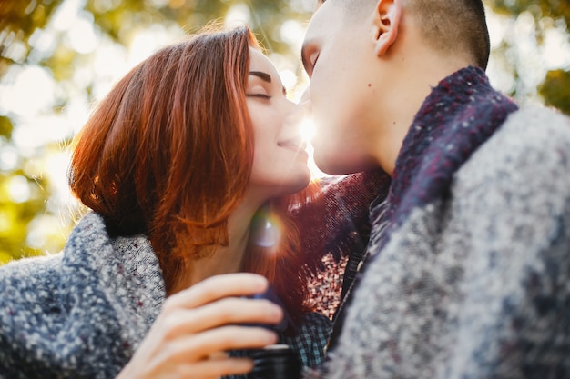 Hermosa pareja pasa tiempo en un parque de verano