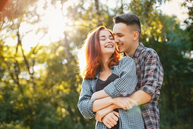 Hermosa pareja pasa tiempo en un parque de verano