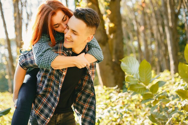 Hermosa pareja pasa tiempo en un parque de verano