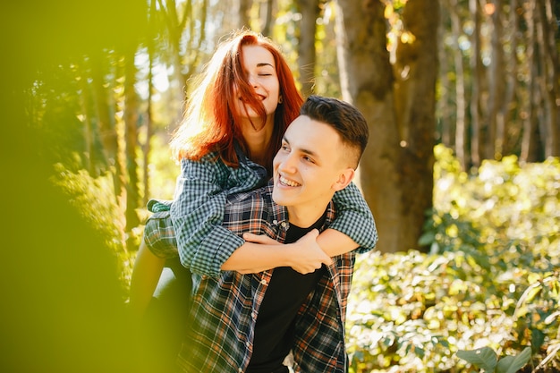 Hermosa pareja pasa tiempo en un parque de verano