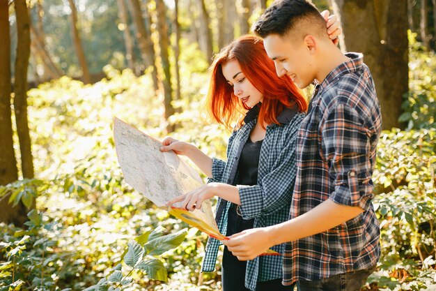 Hermosa pareja pasa tiempo en un parque de verano